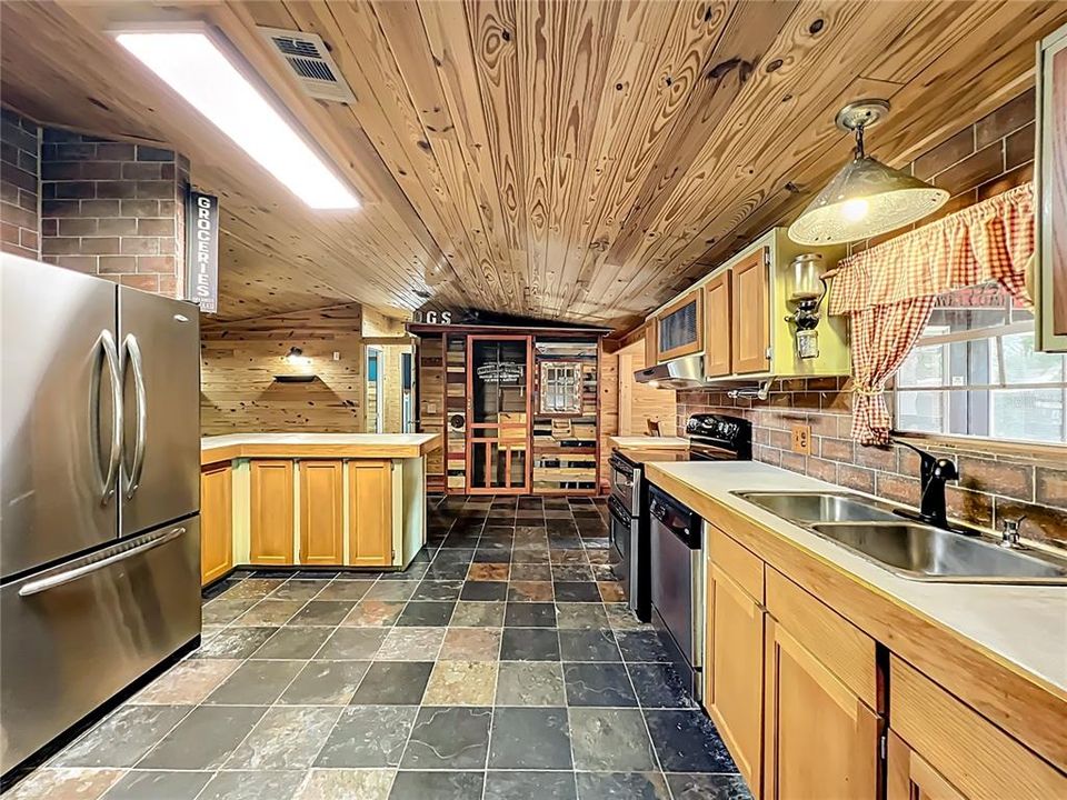 Под контрактом: $485,000 (3 спален, 2 ванн, 1512 Квадратных фут)