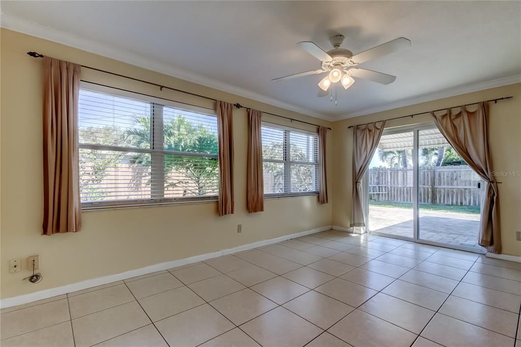 На продажу: $400,000 (2 спален, 2 ванн, 1453 Квадратных фут)