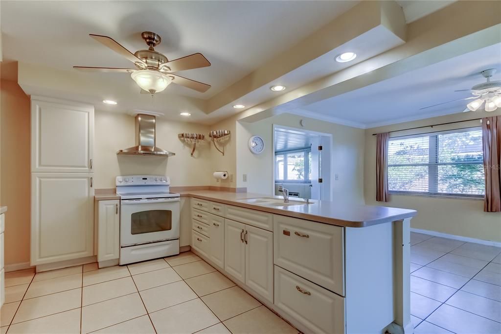 На продажу: $400,000 (2 спален, 2 ванн, 1453 Квадратных фут)