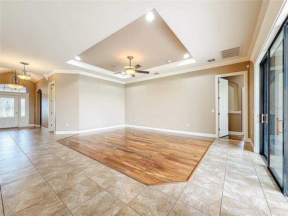 Под контрактом: $419,000 (3 спален, 2 ванн, 2297 Квадратных фут)