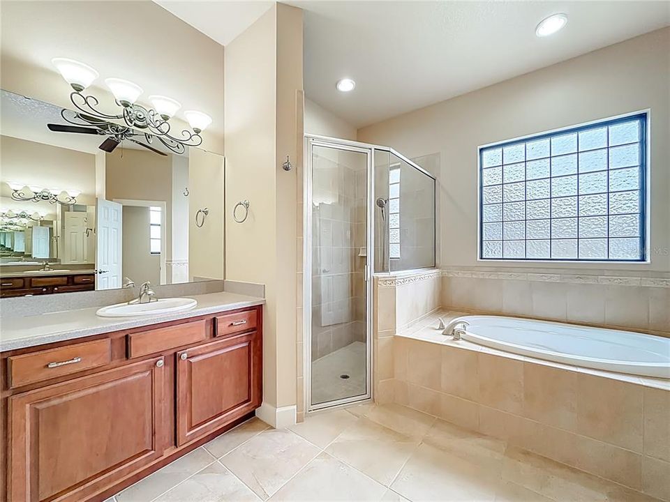 Под контрактом: $419,000 (3 спален, 2 ванн, 2297 Квадратных фут)