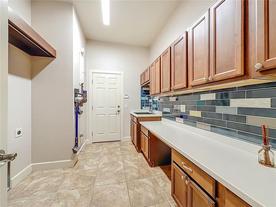 Под контрактом: $419,000 (3 спален, 2 ванн, 2297 Квадратных фут)