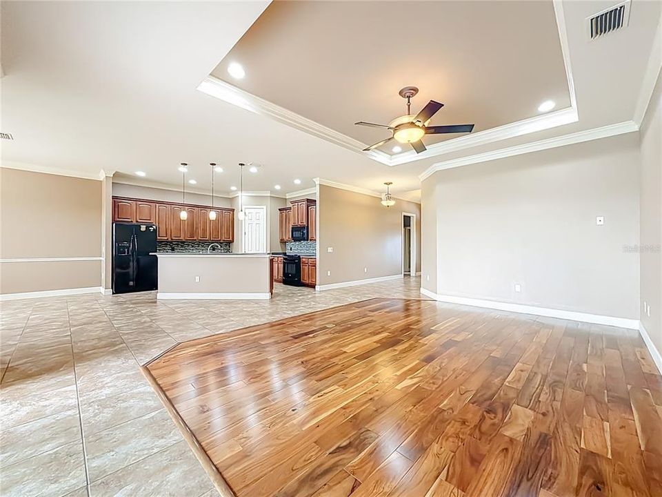 Под контрактом: $419,000 (3 спален, 2 ванн, 2297 Квадратных фут)