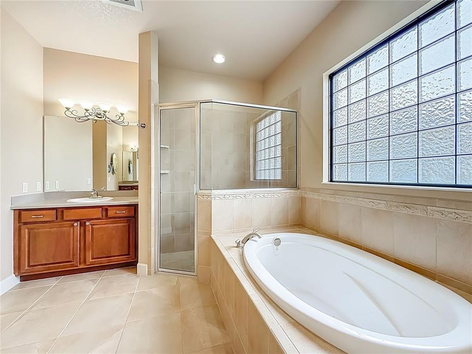 Под контрактом: $419,000 (3 спален, 2 ванн, 2297 Квадратных фут)