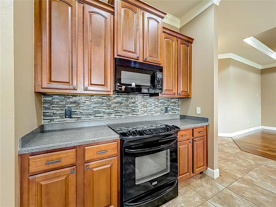 Под контрактом: $419,000 (3 спален, 2 ванн, 2297 Квадратных фут)