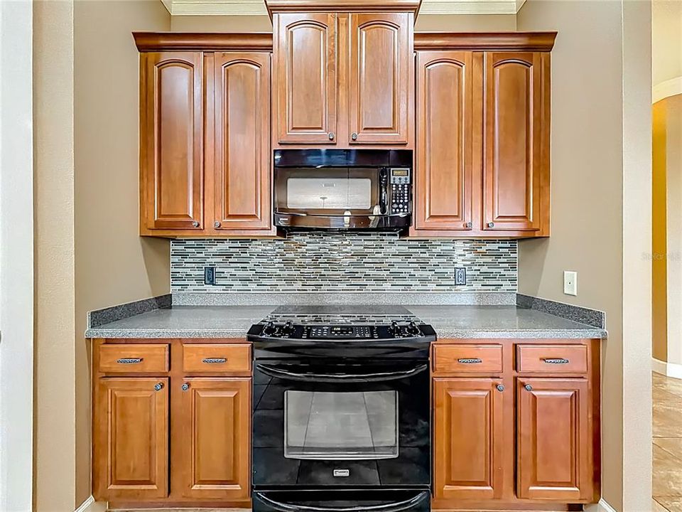 Под контрактом: $419,000 (3 спален, 2 ванн, 2297 Квадратных фут)