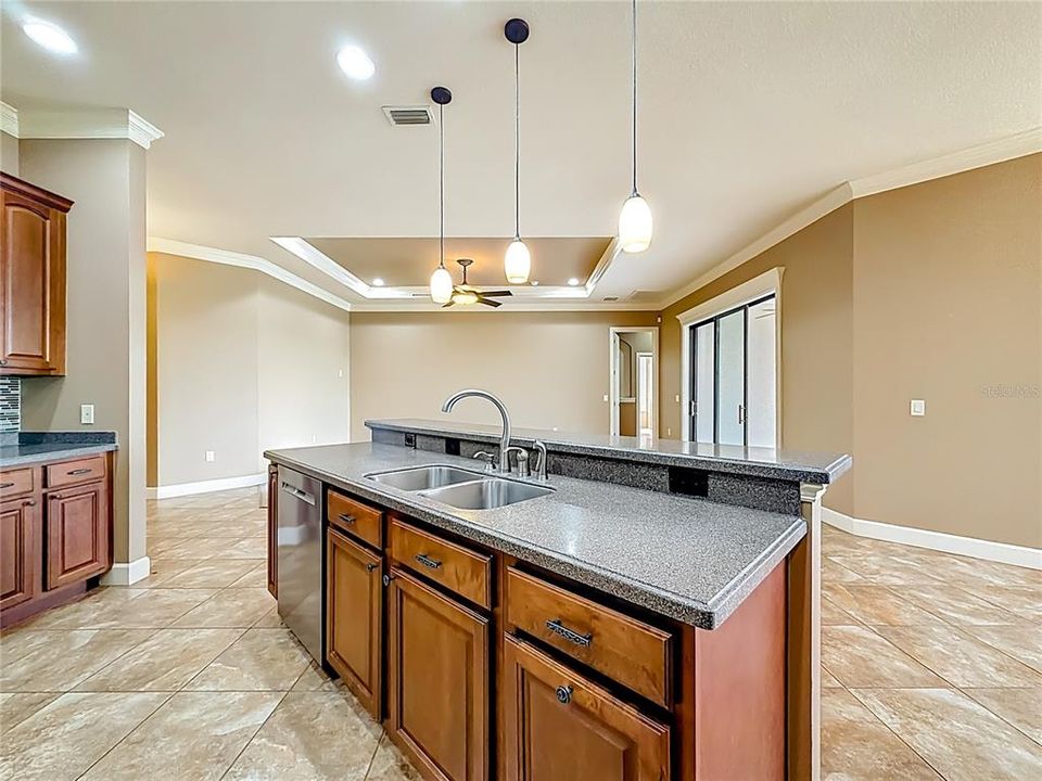 Под контрактом: $419,000 (3 спален, 2 ванн, 2297 Квадратных фут)