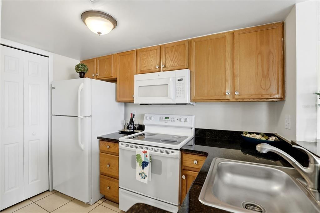 For Sale: $122,900 (1 beds, 1 baths, 633 Square Feet)