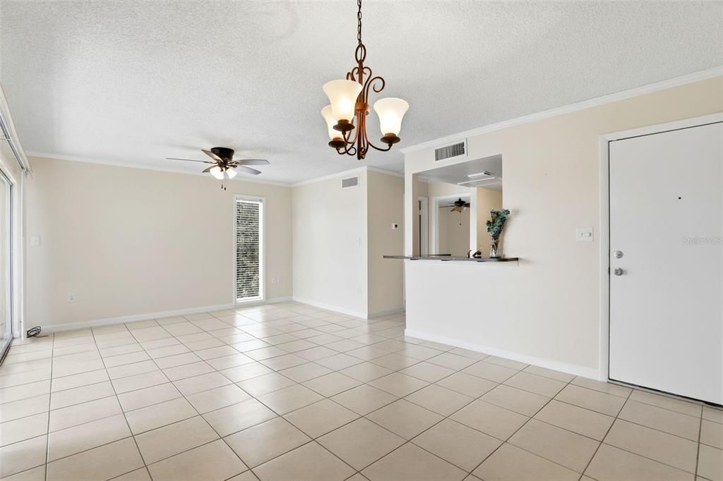 For Sale: $122,900 (1 beds, 1 baths, 633 Square Feet)