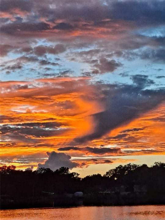 For Sale: $122,900 (1 beds, 1 baths, 633 Square Feet)