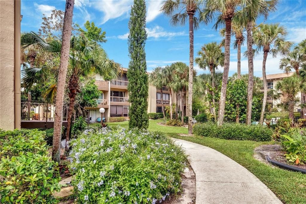 For Sale: $122,900 (1 beds, 1 baths, 633 Square Feet)