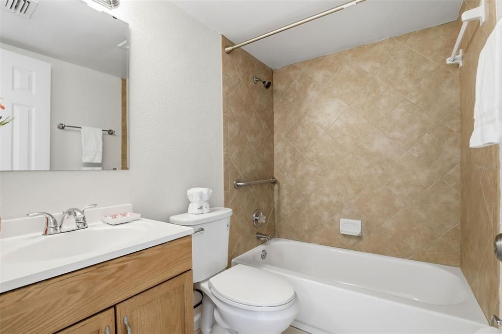 For Sale: $122,900 (1 beds, 1 baths, 633 Square Feet)