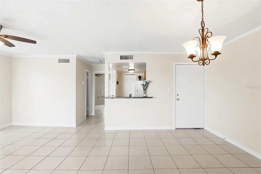 For Sale: $122,900 (1 beds, 1 baths, 633 Square Feet)