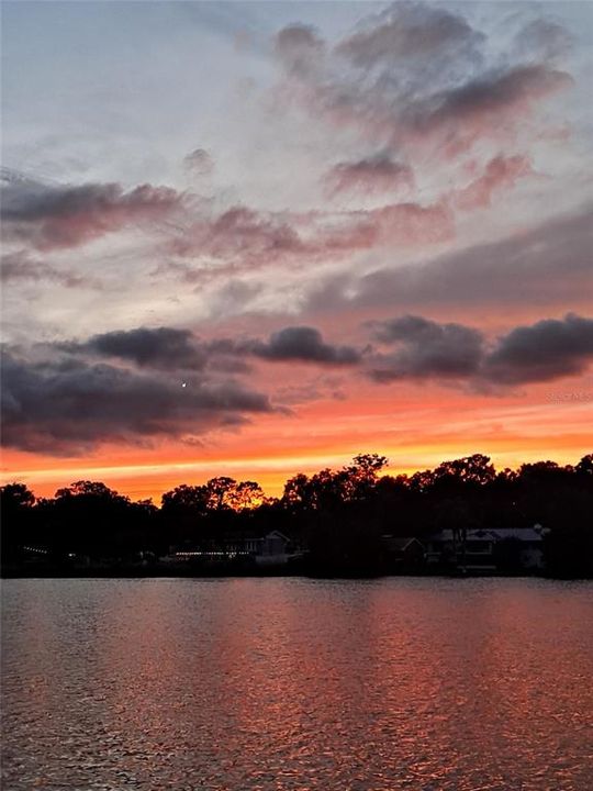 For Sale: $122,900 (1 beds, 1 baths, 633 Square Feet)