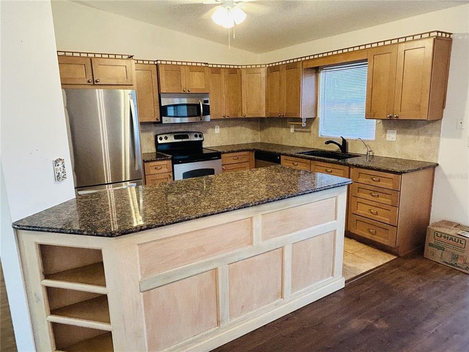 Active With Contract: $189,000 (2 beds, 1 baths, 1077 Square Feet)