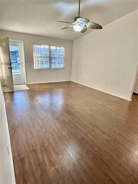 Active With Contract: $189,000 (2 beds, 1 baths, 1077 Square Feet)
