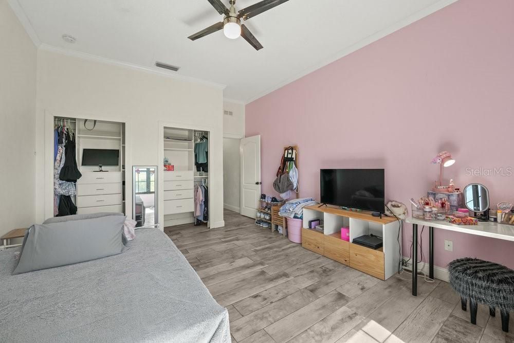 For Sale: $969,000 (5 beds, 4 baths, 3787 Square Feet)