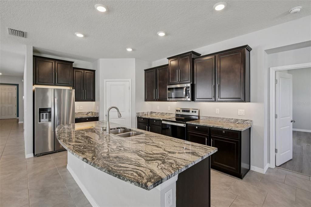 For Sale: $475,000 (4 beds, 3 baths, 2820 Square Feet)