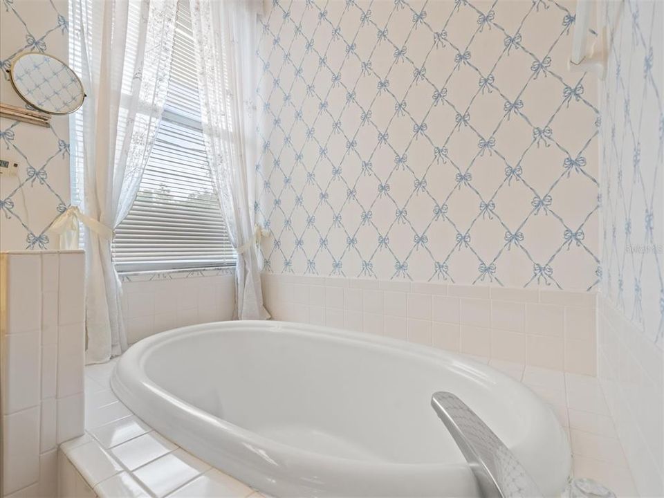 合同活跃: $785,000 (5 贝兹, 3 浴室, 3251 平方英尺)