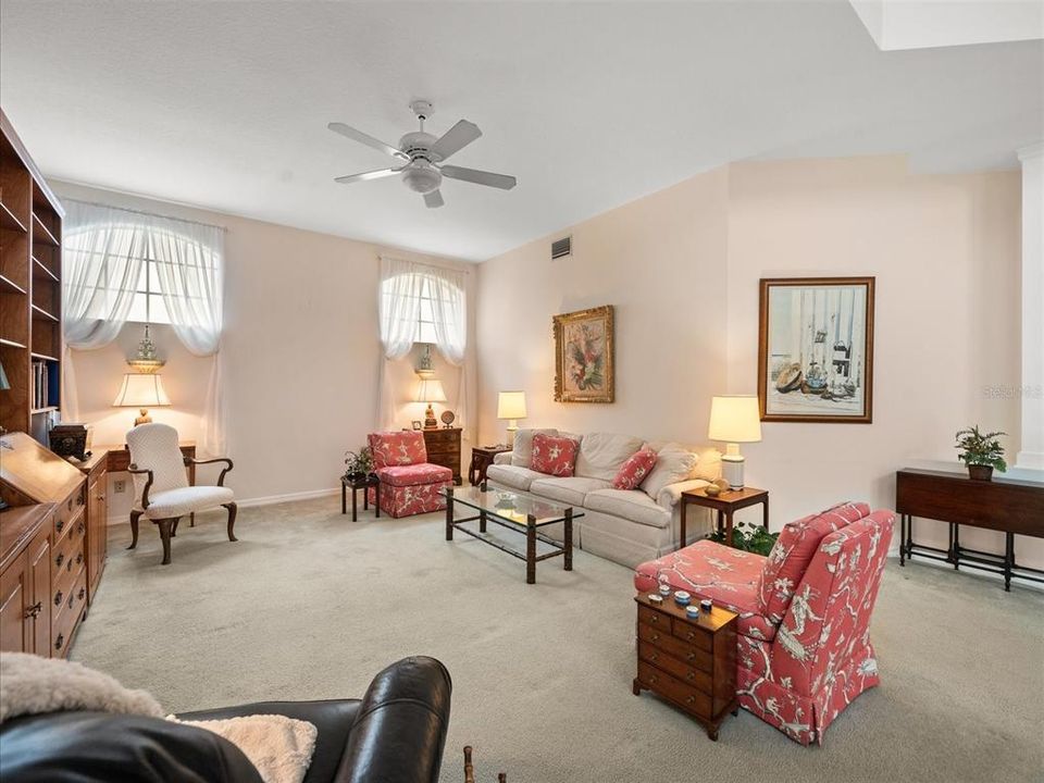 合同活跃: $785,000 (5 贝兹, 3 浴室, 3251 平方英尺)