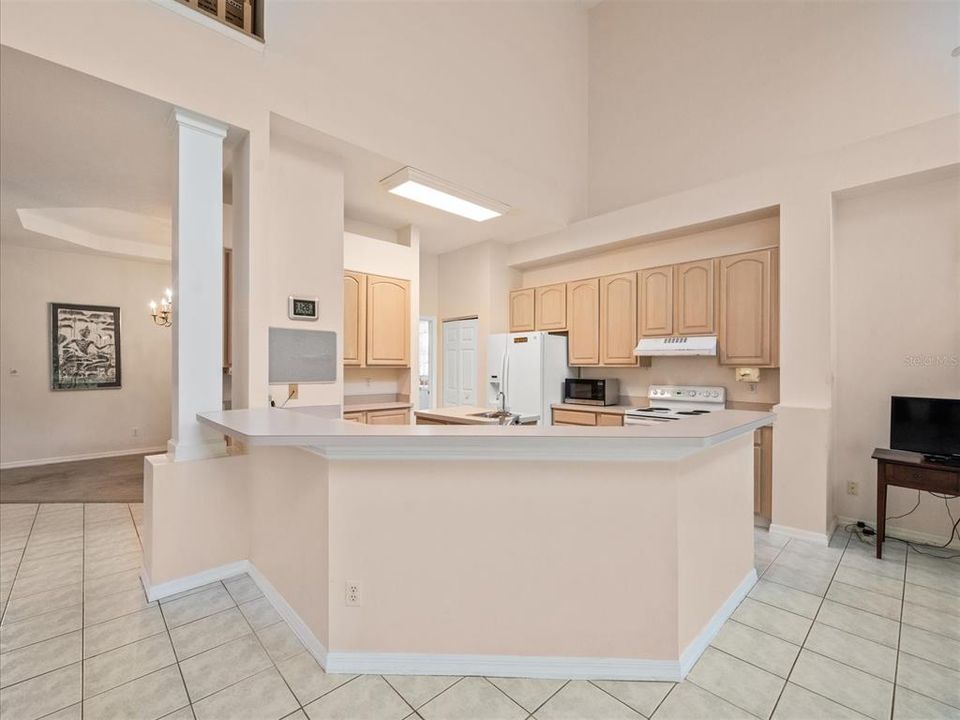 合同活跃: $785,000 (5 贝兹, 3 浴室, 3251 平方英尺)