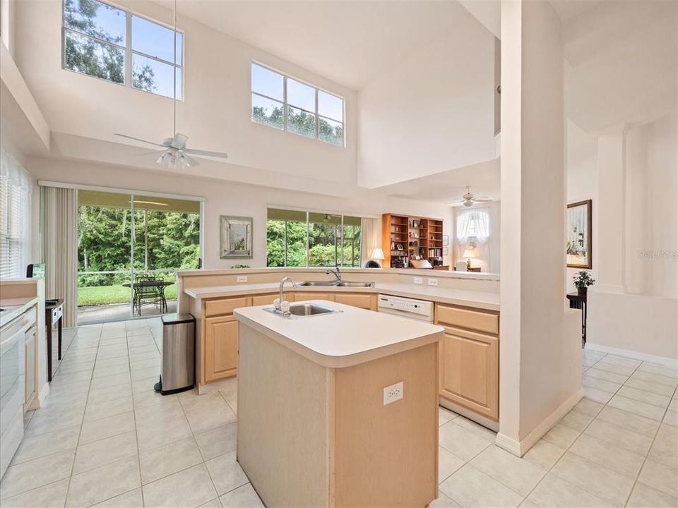 合同活跃: $785,000 (5 贝兹, 3 浴室, 3251 平方英尺)