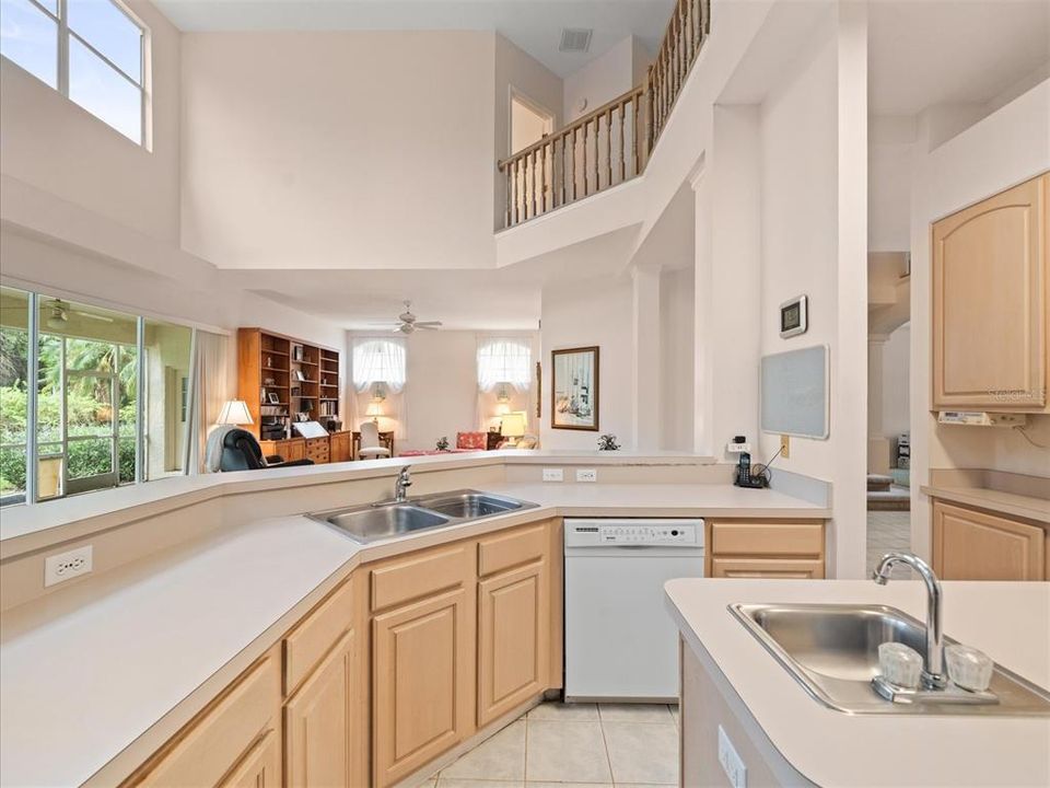 合同活跃: $785,000 (5 贝兹, 3 浴室, 3251 平方英尺)