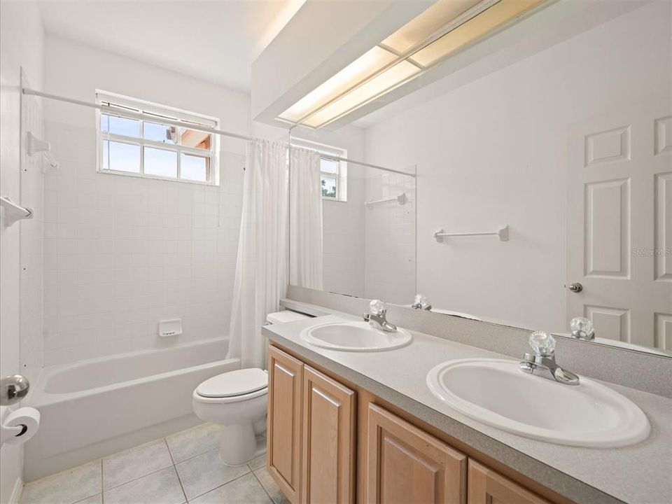 合同活跃: $785,000 (5 贝兹, 3 浴室, 3251 平方英尺)