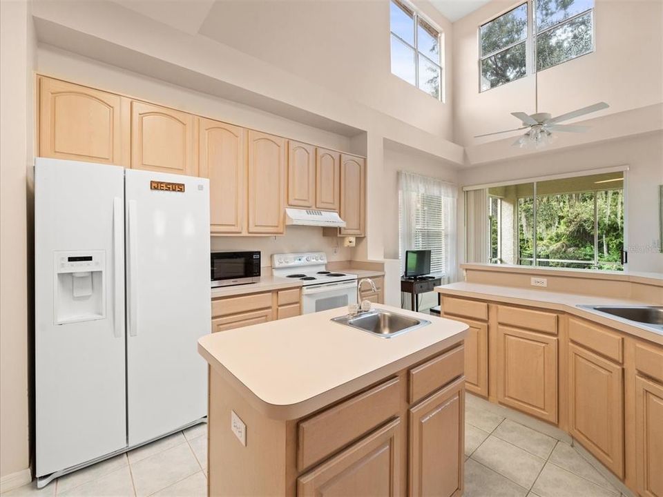 合同活跃: $785,000 (5 贝兹, 3 浴室, 3251 平方英尺)