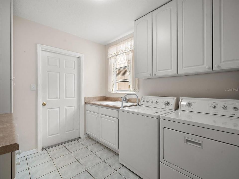 合同活跃: $785,000 (5 贝兹, 3 浴室, 3251 平方英尺)