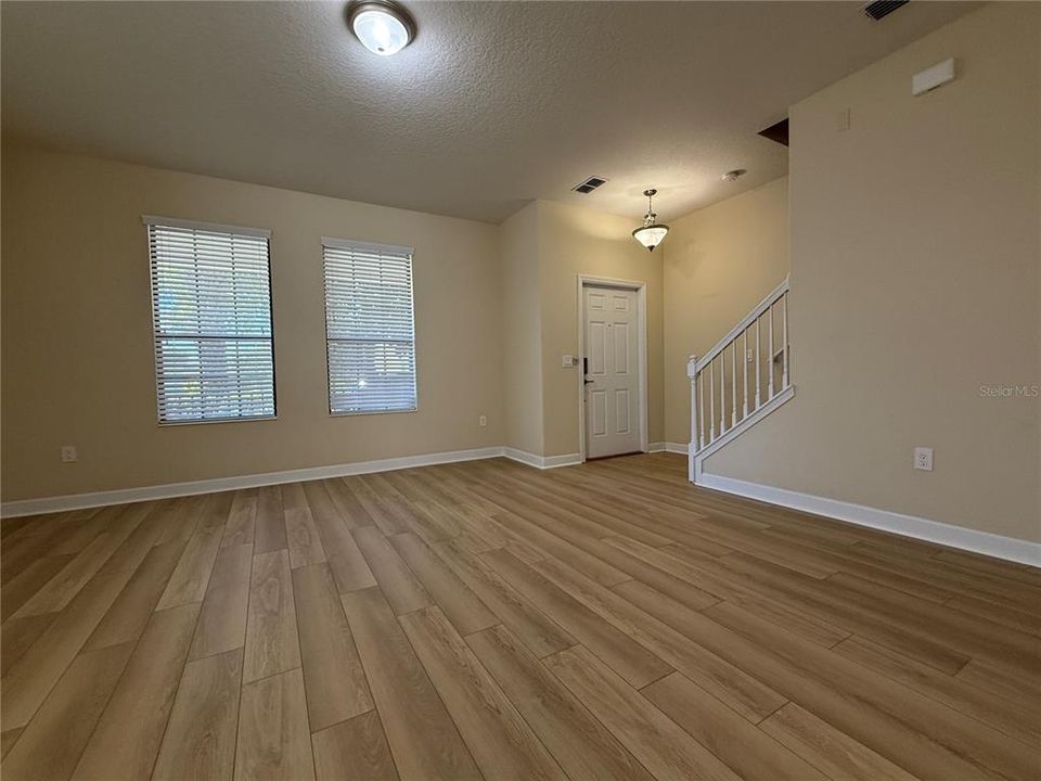 Active With Contract: $2,900 (3 beds, 2 baths, 1980 Square Feet)