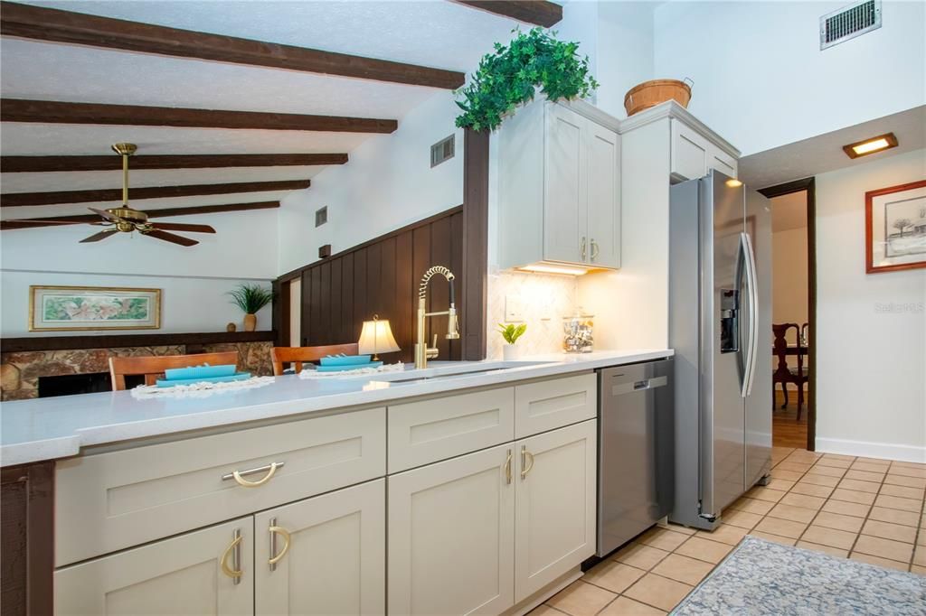 待售: $414,000 (3 贝兹, 3 浴室, 2085 平方英尺)