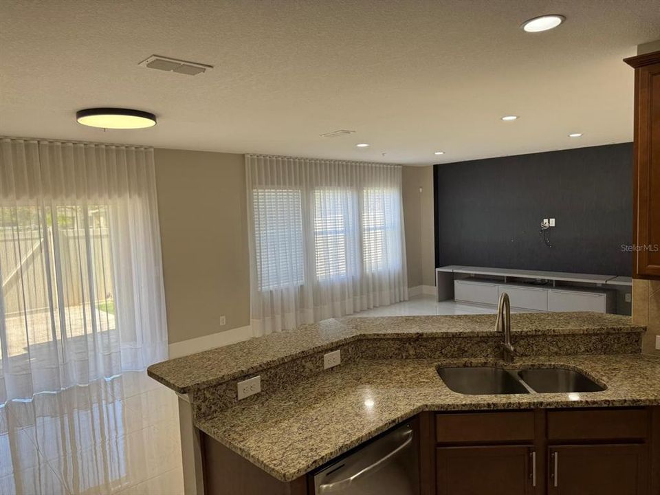 合同活跃: $3,000 (3 贝兹, 2 浴室, 1876 平方英尺)