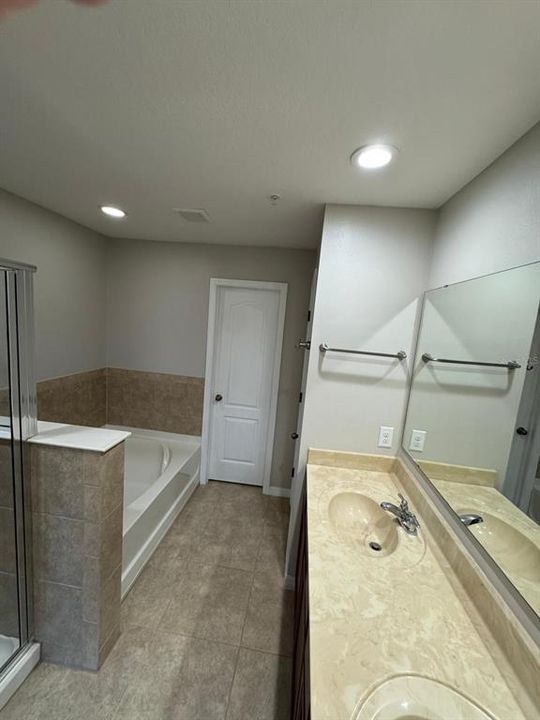 合同活跃: $3,000 (3 贝兹, 2 浴室, 1876 平方英尺)