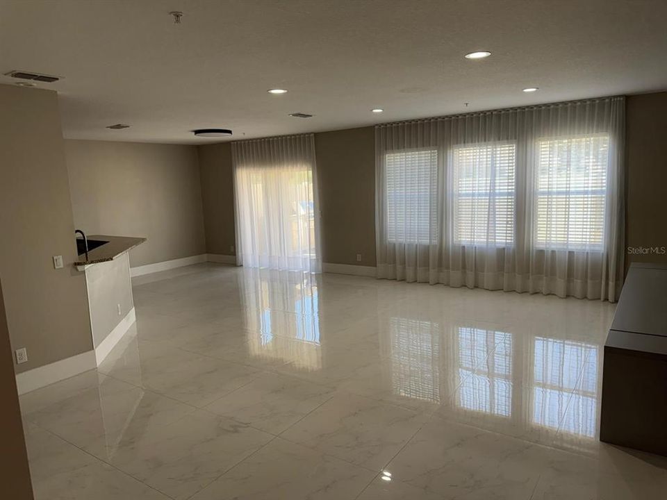 合同活跃: $3,000 (3 贝兹, 2 浴室, 1876 平方英尺)