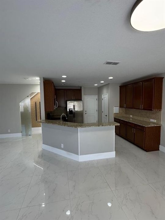 合同活跃: $3,000 (3 贝兹, 2 浴室, 1876 平方英尺)