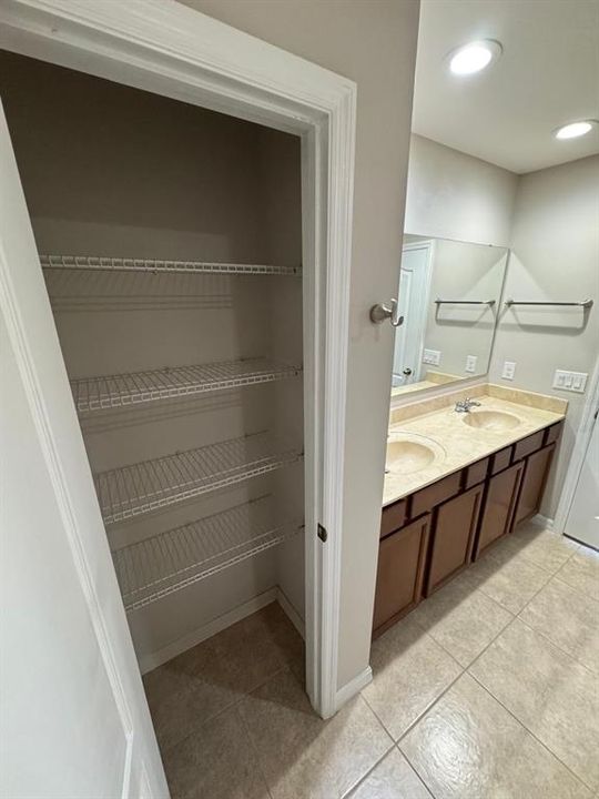 合同活跃: $3,000 (3 贝兹, 2 浴室, 1876 平方英尺)