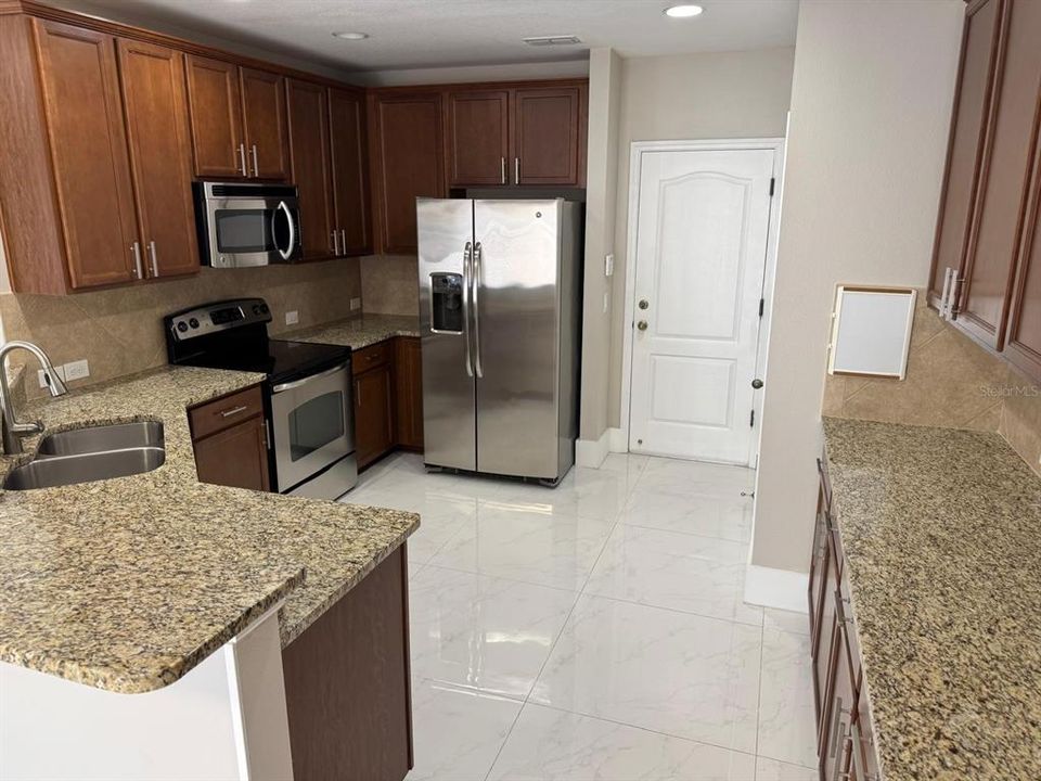 合同活跃: $3,000 (3 贝兹, 2 浴室, 1876 平方英尺)