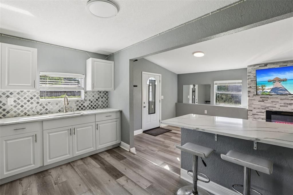 Active With Contract: $223,000 (2 beds, 1 baths, 936 Square Feet)