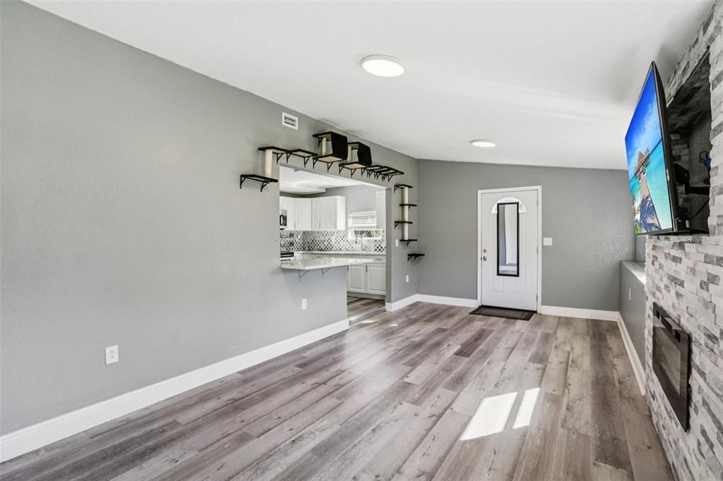 Active With Contract: $223,000 (2 beds, 1 baths, 936 Square Feet)