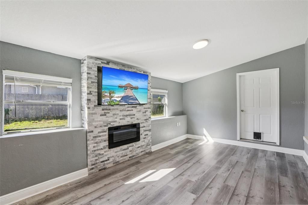 Active With Contract: $223,000 (2 beds, 1 baths, 936 Square Feet)