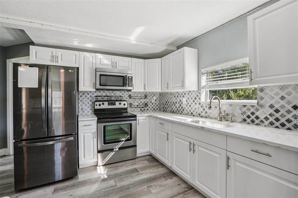 Active With Contract: $223,000 (2 beds, 1 baths, 936 Square Feet)