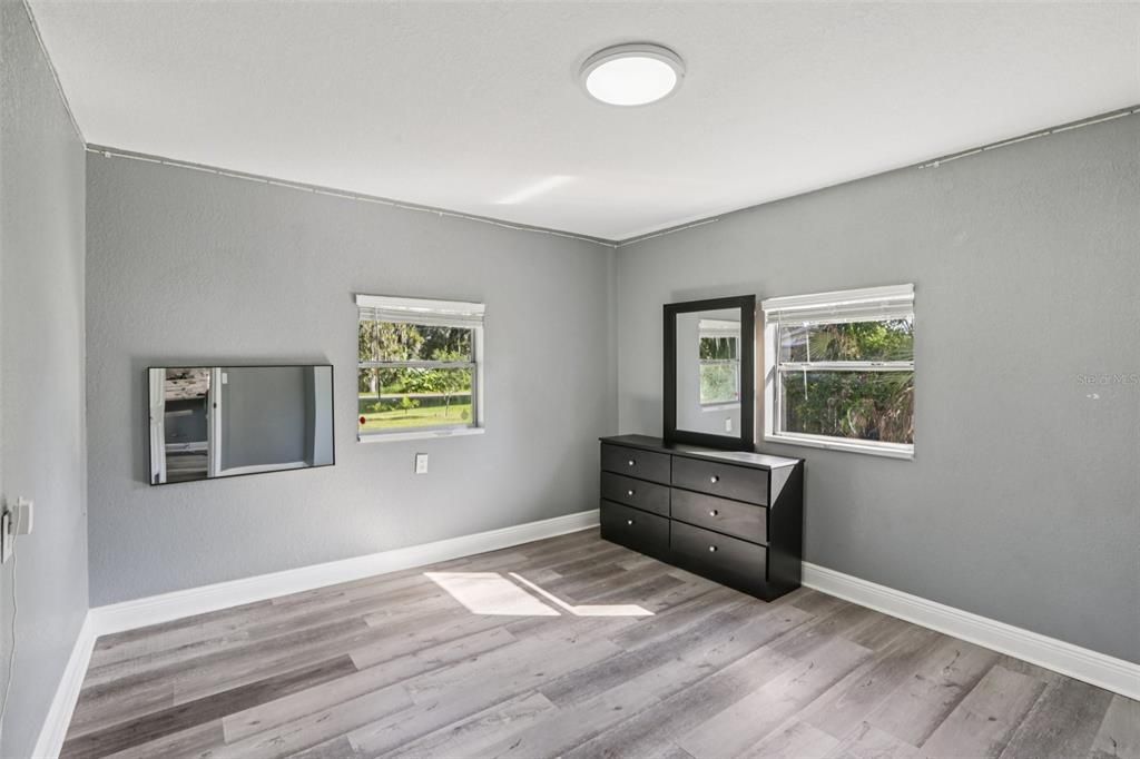 Active With Contract: $223,000 (2 beds, 1 baths, 936 Square Feet)