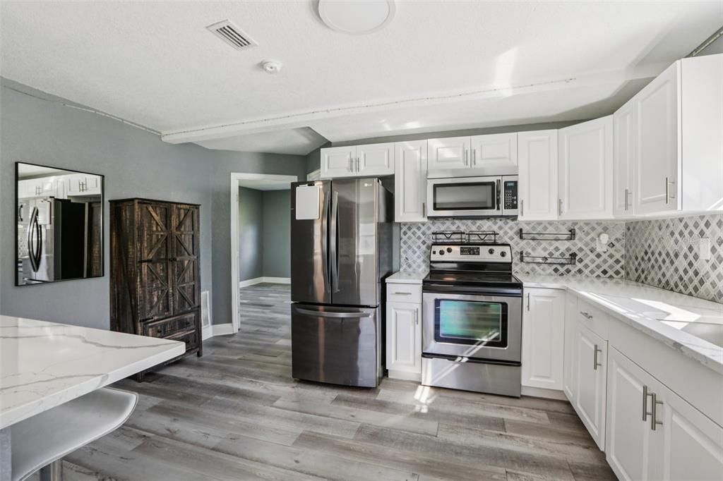 Active With Contract: $223,000 (2 beds, 1 baths, 936 Square Feet)