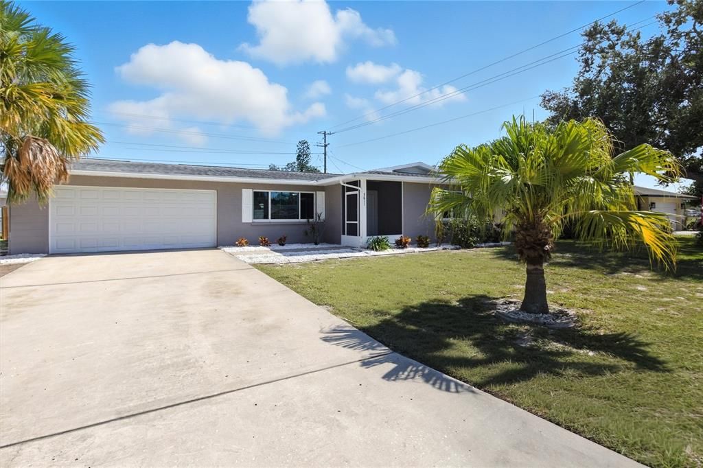 Active With Contract: $359,900 (3 beds, 2 baths, 1494 Square Feet)