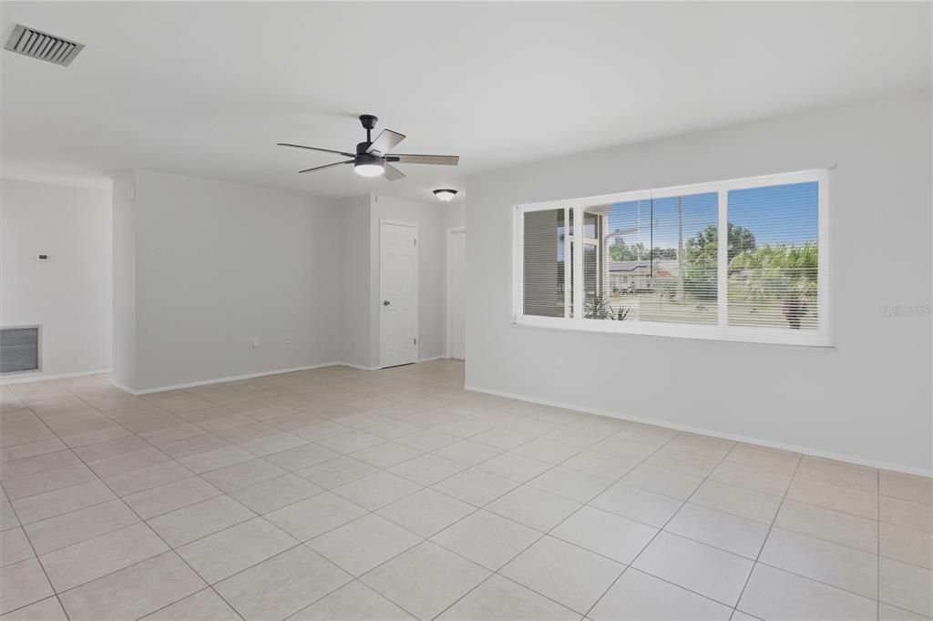 Active With Contract: $359,900 (3 beds, 2 baths, 1494 Square Feet)