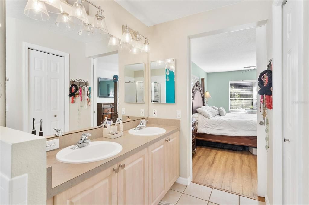 For Sale: $349,999 (3 beds, 2 baths, 1556 Square Feet)