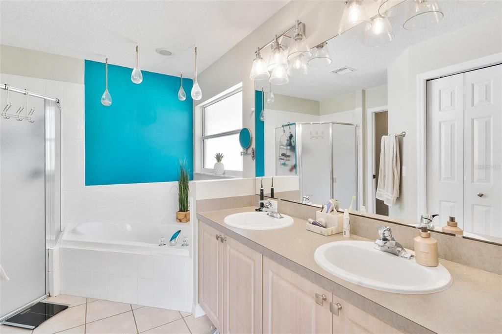 For Sale: $349,999 (3 beds, 2 baths, 1556 Square Feet)