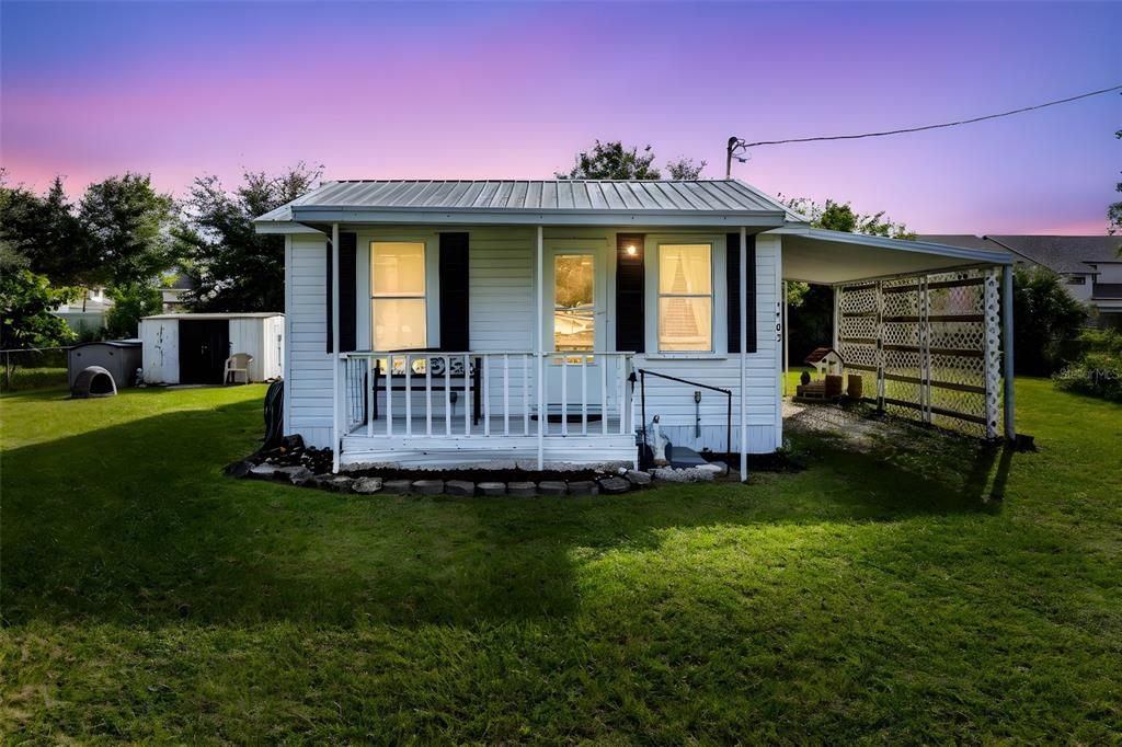 For Sale: $250,000 (1 beds, 1 baths, 700 Square Feet)