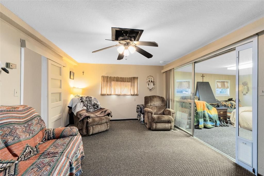 For Sale: $250,000 (1 beds, 1 baths, 700 Square Feet)